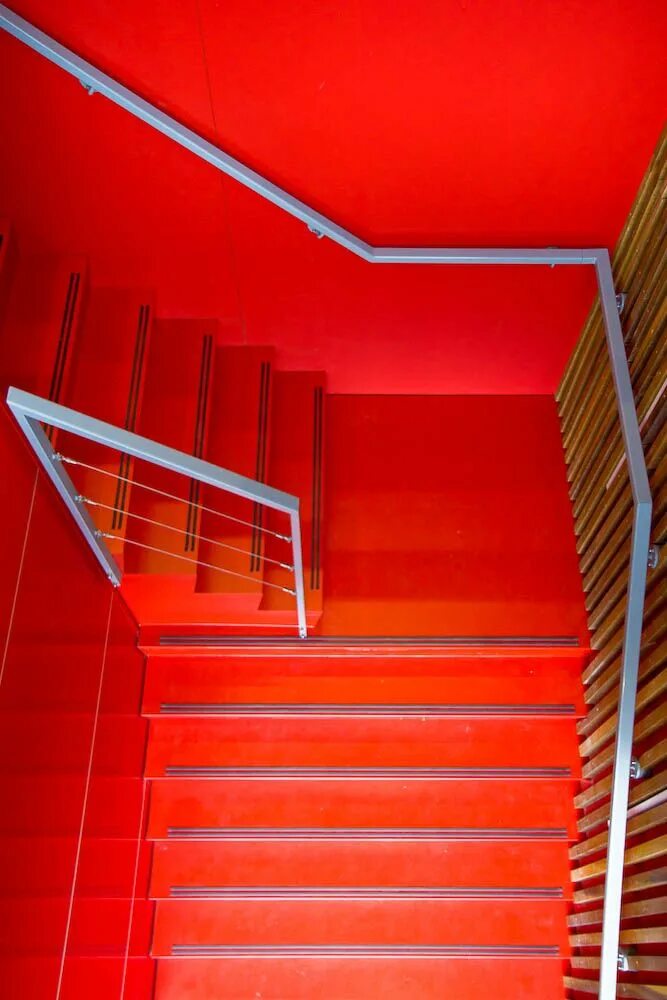 Red step. Лестница красного цвета. Красная лестница в интерьере. Красная деревянная лестница. Ступени красных оттенков.