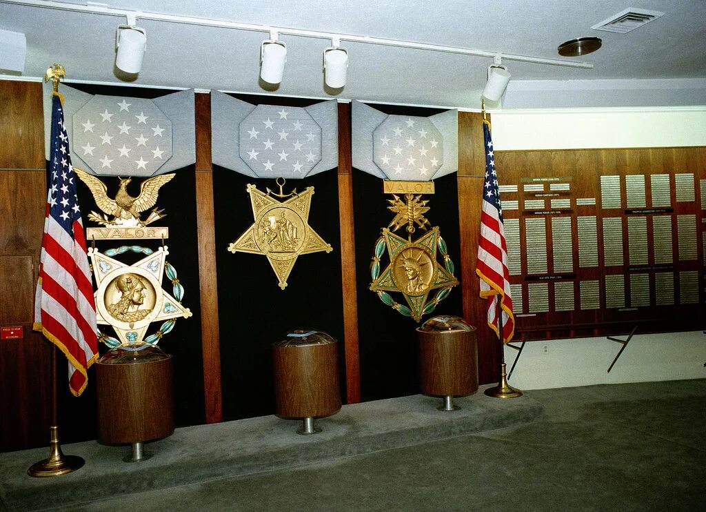 Hall of heroes. Зал героев (Hall of Heroes) в Пентагоне;. Медаль почёта США. Национальный архив США. Зал Пентагона.