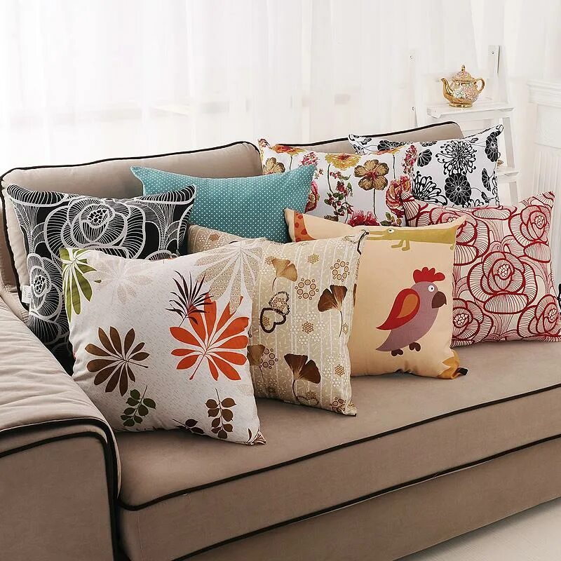 Подушки на диван фото. Диван с яркими подушками. Красивые декоративные подушки на диван. Яркие декоративные подушки. Декоративные подушки для дивана в гостиную.