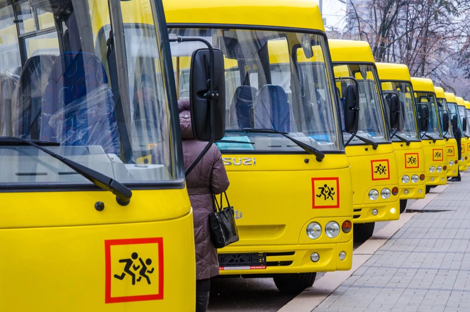 Перевозка детей автобусом заказ. Школьный автобус. Автобус для детей. Автобус для перевозки детей. Школьный автобус дети.