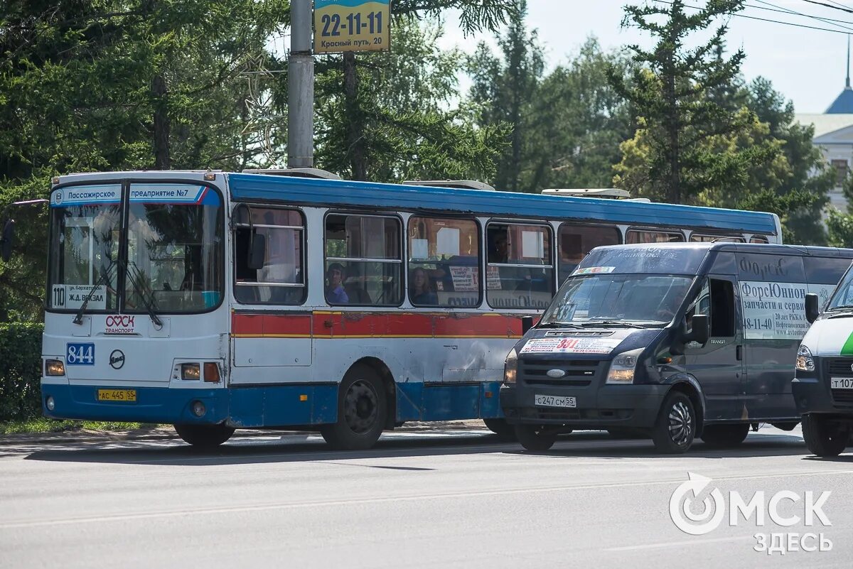 Автобусы старые дороги. Автобус Омск. Старые автобусы. Старые автобусы Омск. ЛИАЗ 5256 списанный.