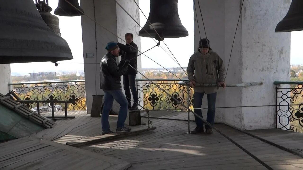 Звон кремля. Звонари колокольни Софийского собора Вологда. В Вологде колоколов церкви. Смотровая площадка Вологда колокольня.