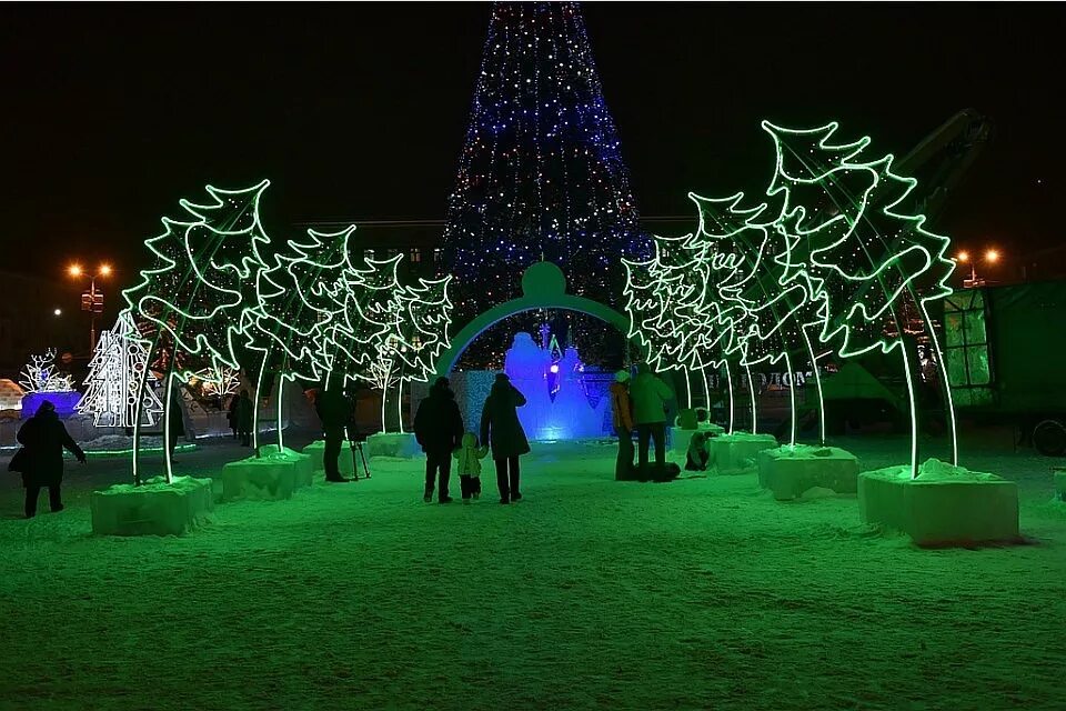 елка в истре на площади. парк украшенный к новому году. новогодняя зима. театральная площадь киров новый год. новогодняя ночь истра.