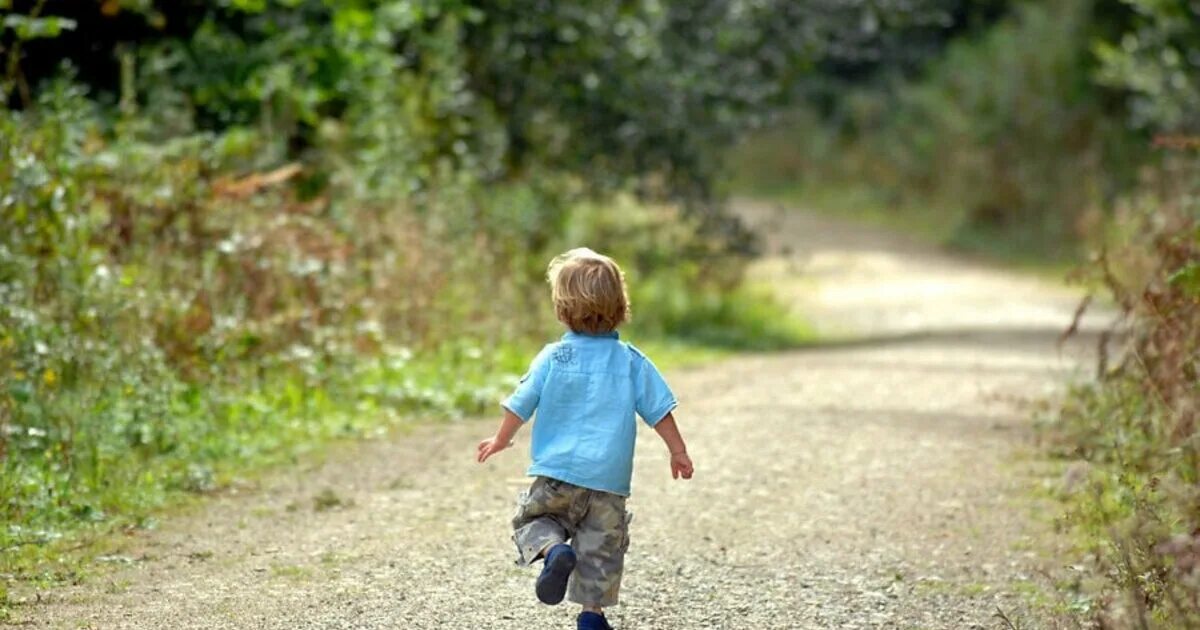 Как сбежать от родителей. Ребенок потерялся. Как сбежать от родителей. Побег детей. Убегает от детей.