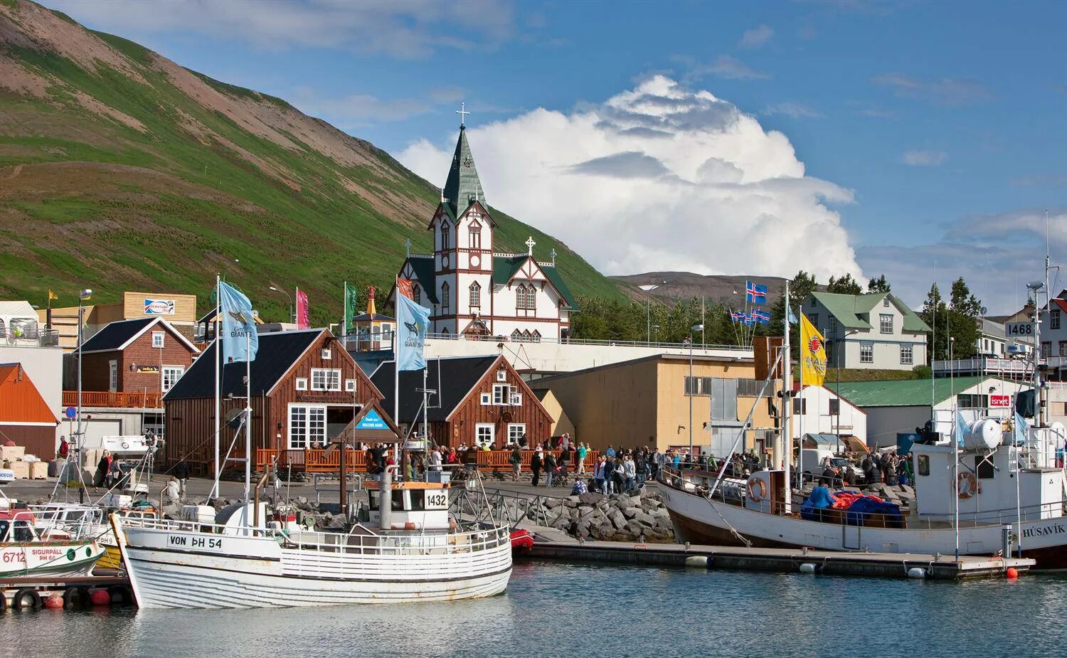 Island город. Хусавик город в Исландии. Оулафсфьордюр Исландия. Хусавик Исландия достопримечательности. Исландия столица Рейкьявик достопримечательности.