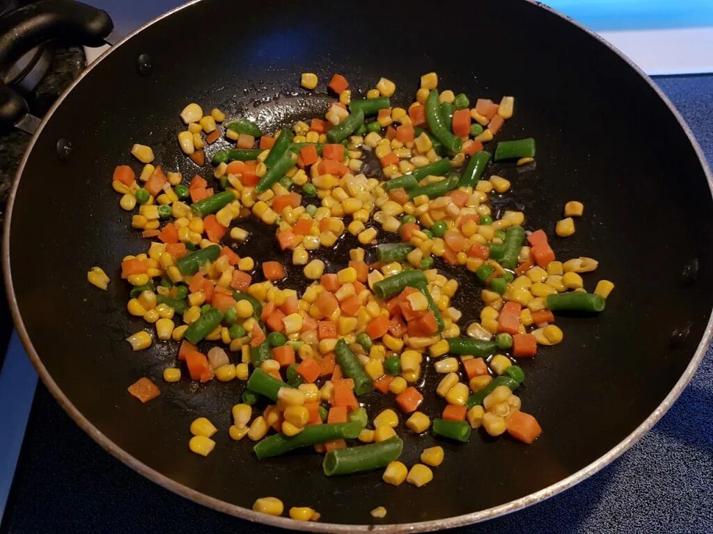 Рецепт рассыпчатого риса с овощами. Кус кус с горошком и кукурузой. рис с брокколи и стручковой фасолью. рис с овощами на сковороде. овощи к рису на сковородке.