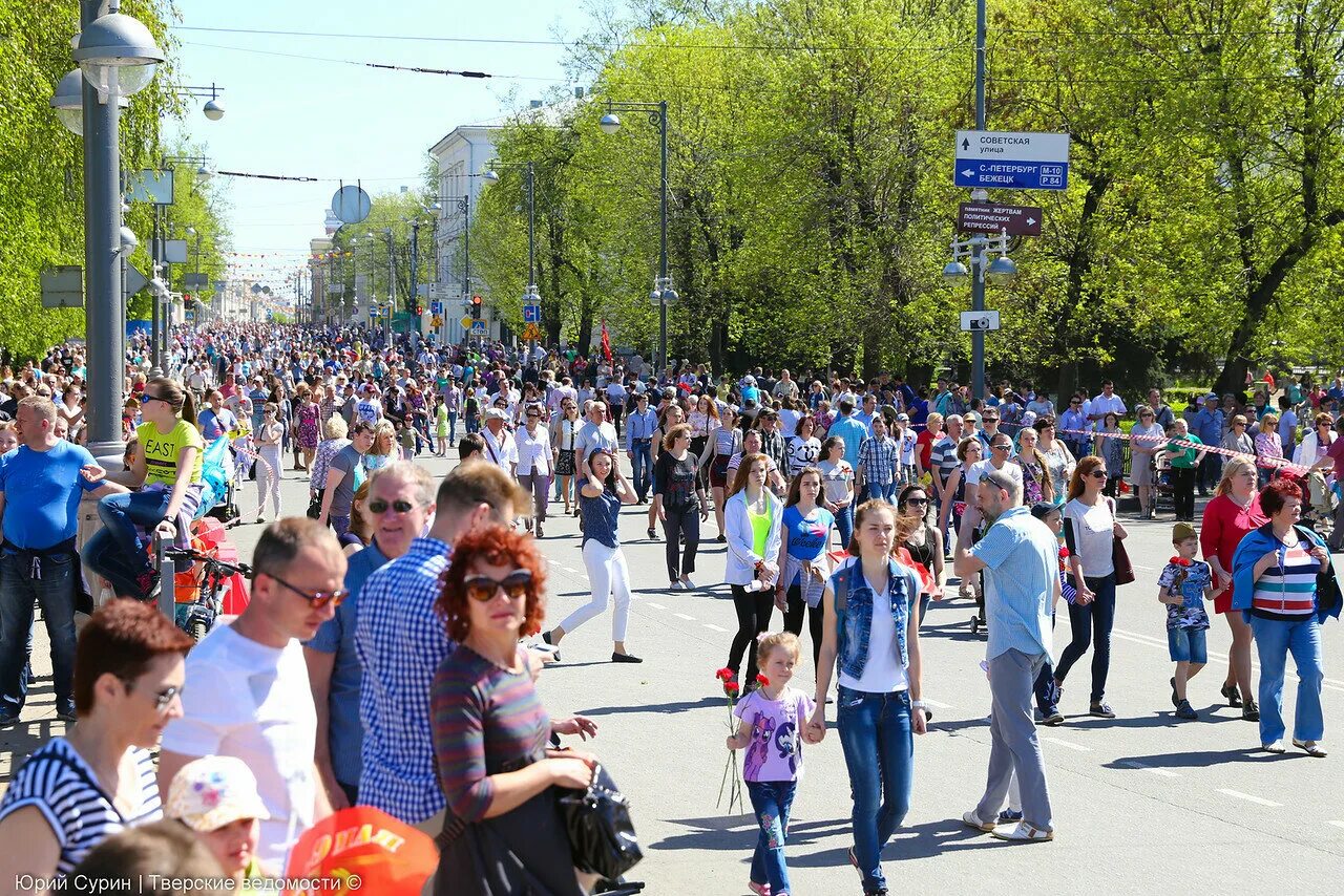 Люди живущие в твери. Тверь люди. Люди на Тверской. Люди на улице Тверь. Тверская улица 9 мая.