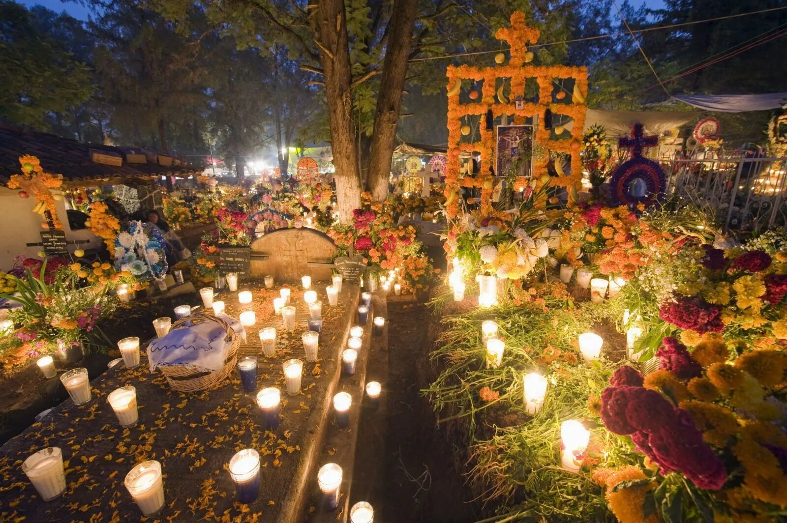 Мексика Лос Муэртос кладбище. День мертвых в Мексике кладбище. Dia de muertos (Day of the Dead). Диа де Лос Муэртос праздник. День поминовения усопших в китае