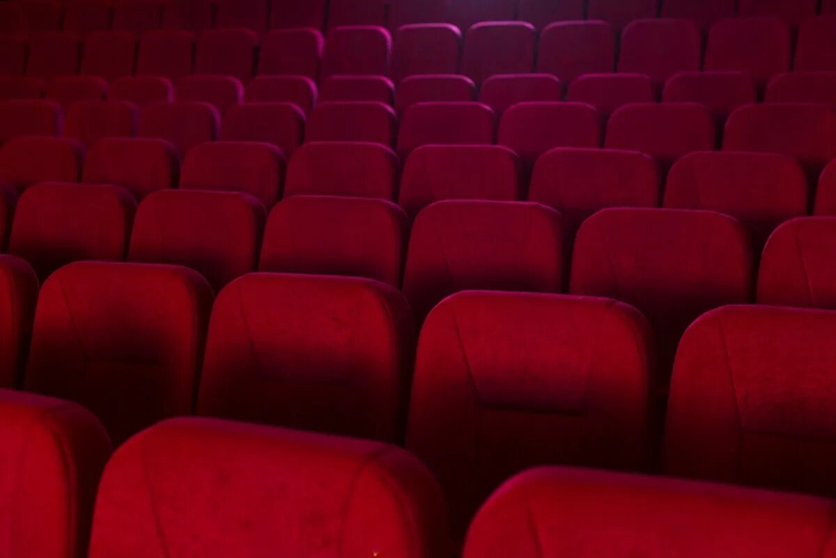 Кресла в кинотеатре. Кресло для кинозала. Красные кресла в кинотеатре. Сиденья в кинотеатре фон. Сиденья в кинотеатре