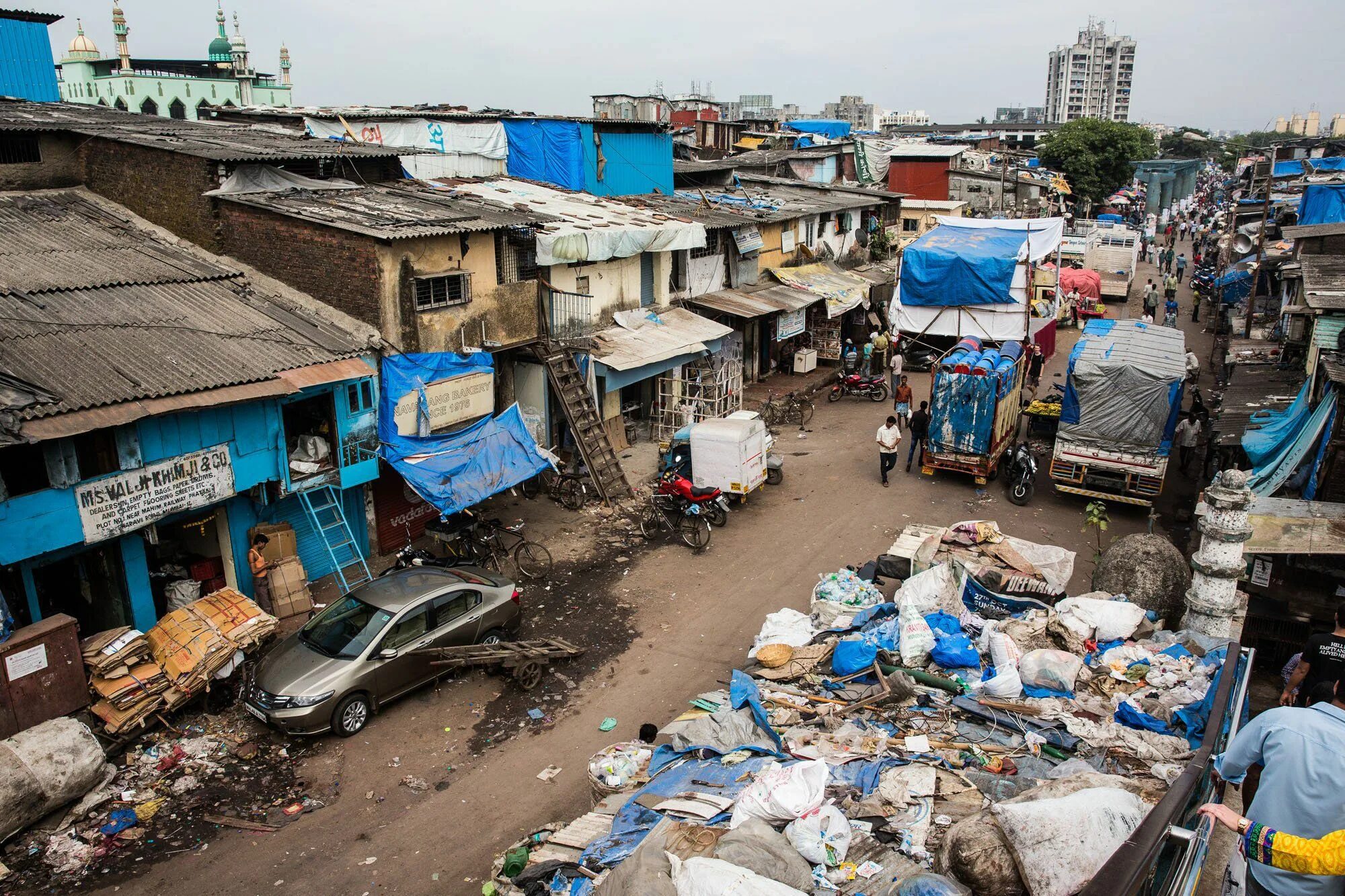 Самая бедная страна 2024. Трущобы Дхарави в Индии. Трущобы Дхарави в Мумбаи. Бомбей город в Индии трущобы. Мумбаи Индия трущобы.