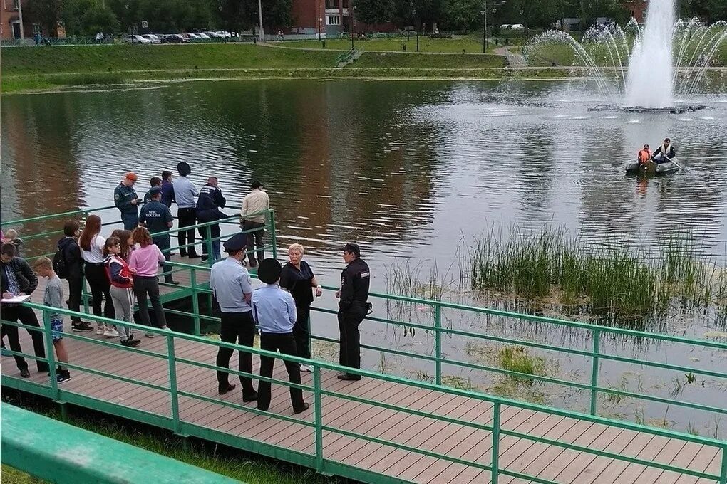 Сквер девичьи слезы Челябинск. Пруд в Ленинском районе Челябинска. Пруд девичьи слезы Челябинск. Ленинский район Челябинск пруд девичьи слезы.