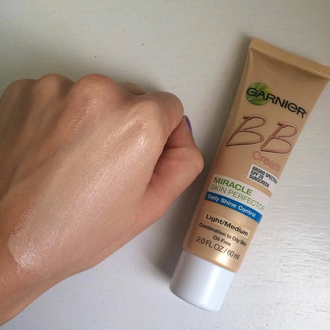 Garnier skin perfector bb крем натурально бежевый. Светло бежевый крем гарньер. Bb крем garnier. Гарньер вв крем медиум. Би би крем гарньер.