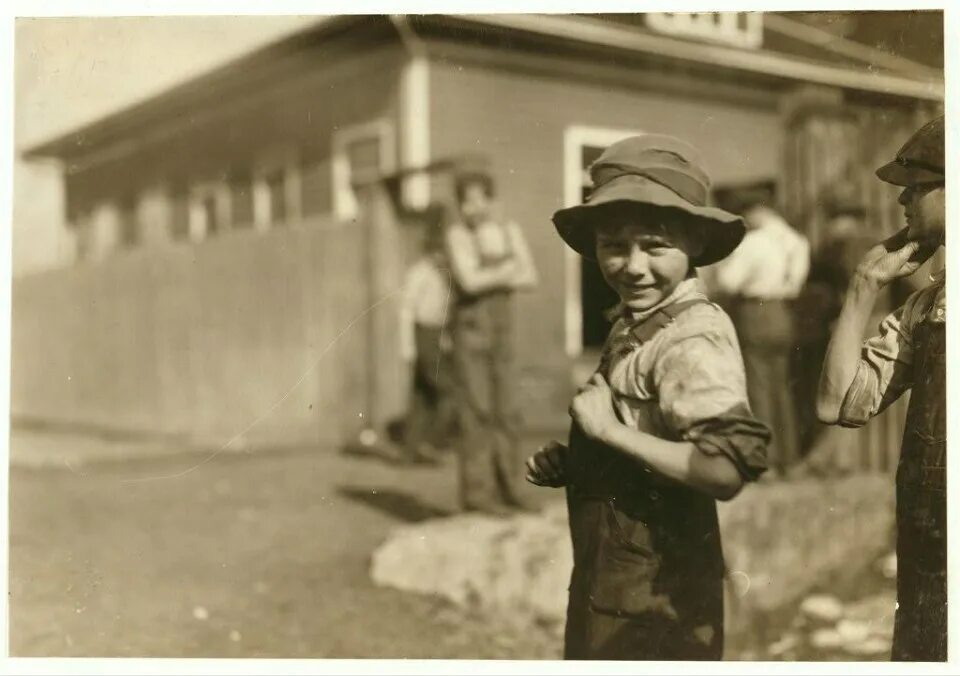 Детский труд в Америке Lewis w. Hine (1874-1940). Американские дети 1940х. Американские дети 1980. Детский труд в США 1900 годы.