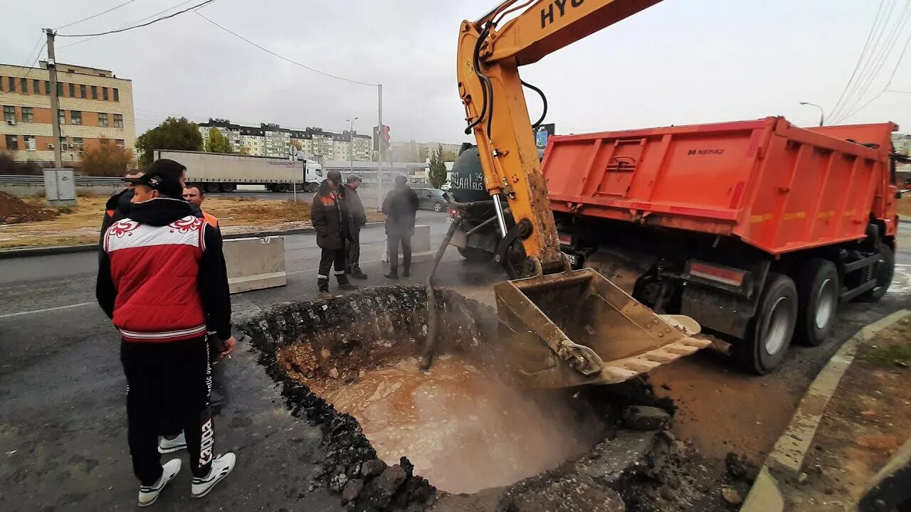 Дзержинский нет воды сегодня. Авария на теплотрассе в Волгограде. Коммунальная авария в Волгограде. Теплосети в Волгограде Дзержинский район. Волгоград авария теплосетей на семь ветров.