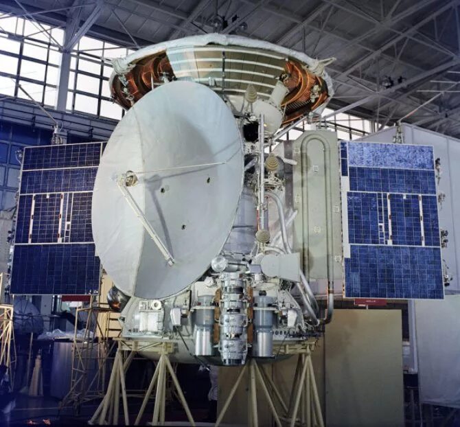 Межпланетная станция марс 2. Посадочный модуль марс 3. Амс марс-1. 27 ноября 1971 — станция «марс-2» впервые достигла поверхности марса. Марс 1 космический аппарат.