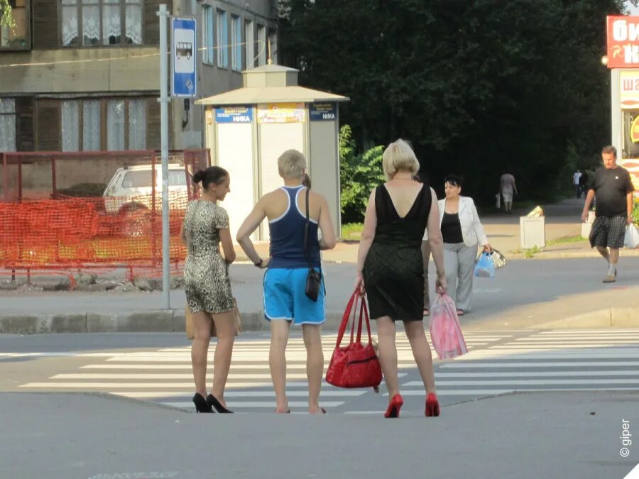 В купчино сошли. Оголение мужчин на улице. оголенные на улицах санкт-петербурга. девушки купчино.