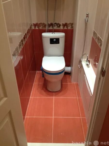 Гигиенический душ сбоку от унитаза. Инсталляция для унитаза ido. Гигиенический душ в санузле. Туалет с ванной под лестницей. Унитаз рядом с коробом.