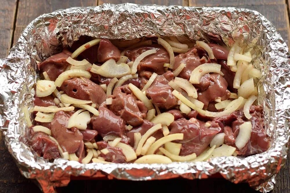 Рецепты с печенью вкусные в духовке. Печень в духовке. куриная печень с луком в духовке. печёнка куриная в духовке. куриная печень запеченная в духовке.
