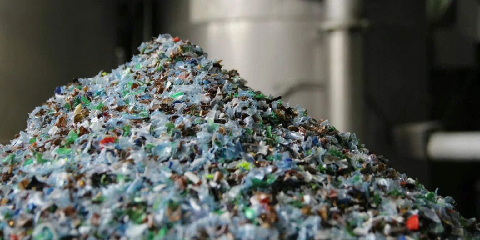 Пластиковых отходов. Переработка пластика. Переработка ПЭТ-бутылок. Полимерные отходы. Пластик вторсырье.