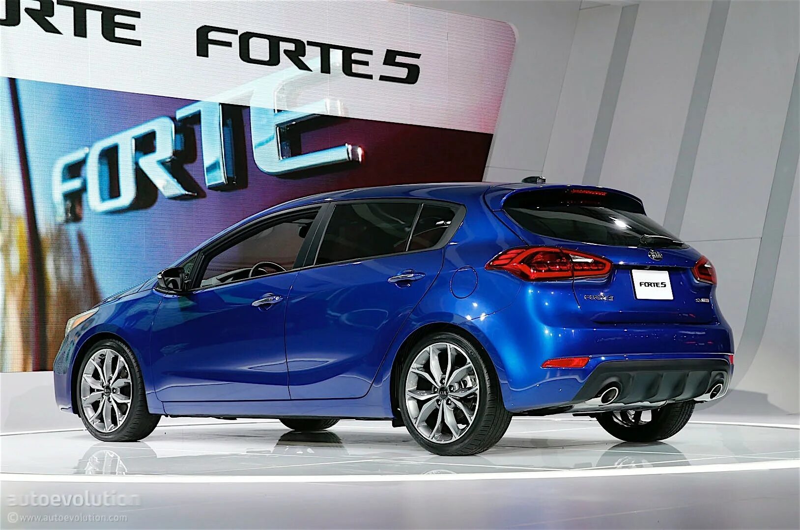 Kia Forte 2018. 2018 Kia forte5. Киа форте хэтчбек. Кия хэтчбек синяя.