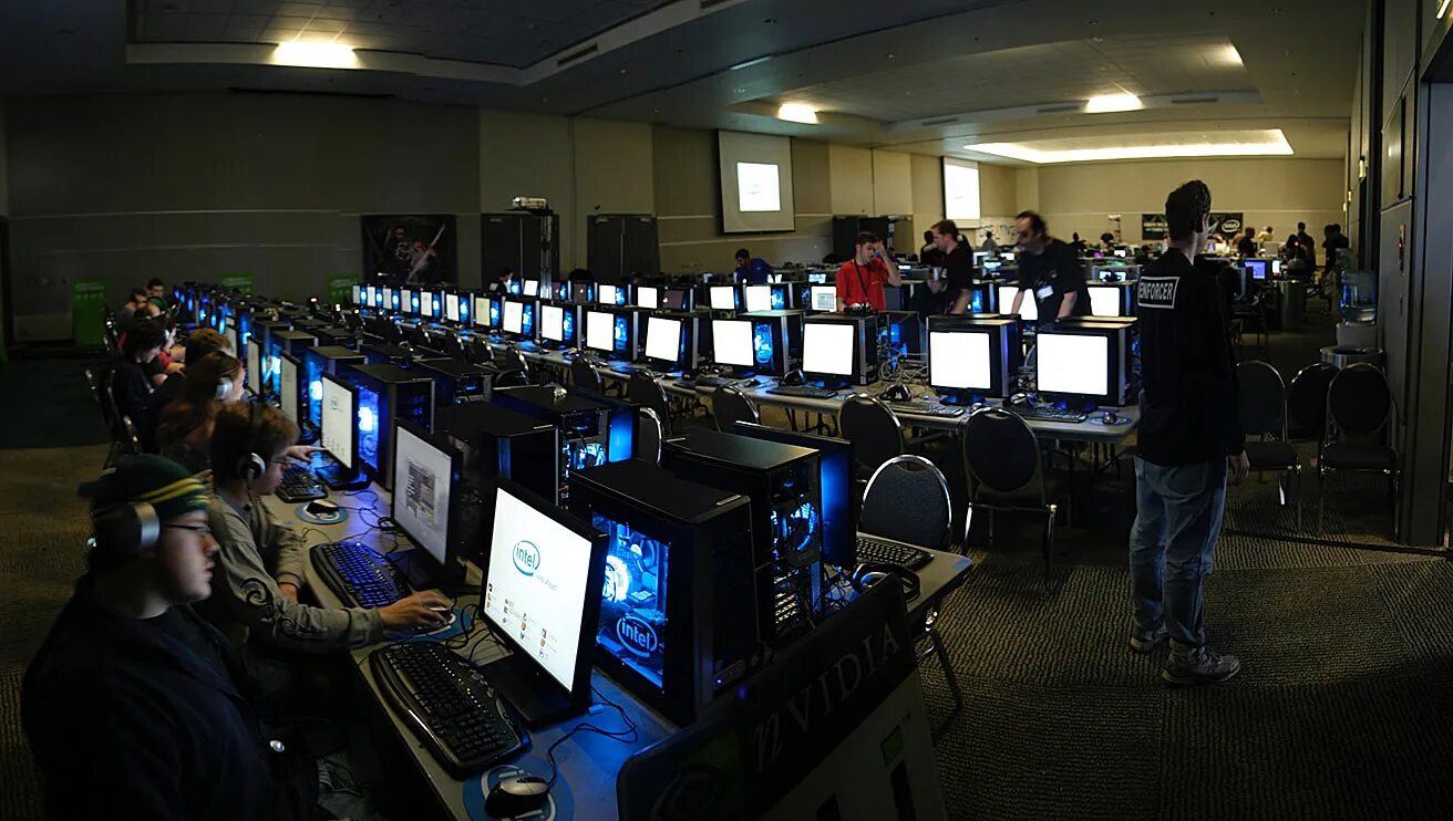 Gaming experience. Gaming experience. Games опыт уровень юмор. современные компьютерные игры. геймер за компьютером.