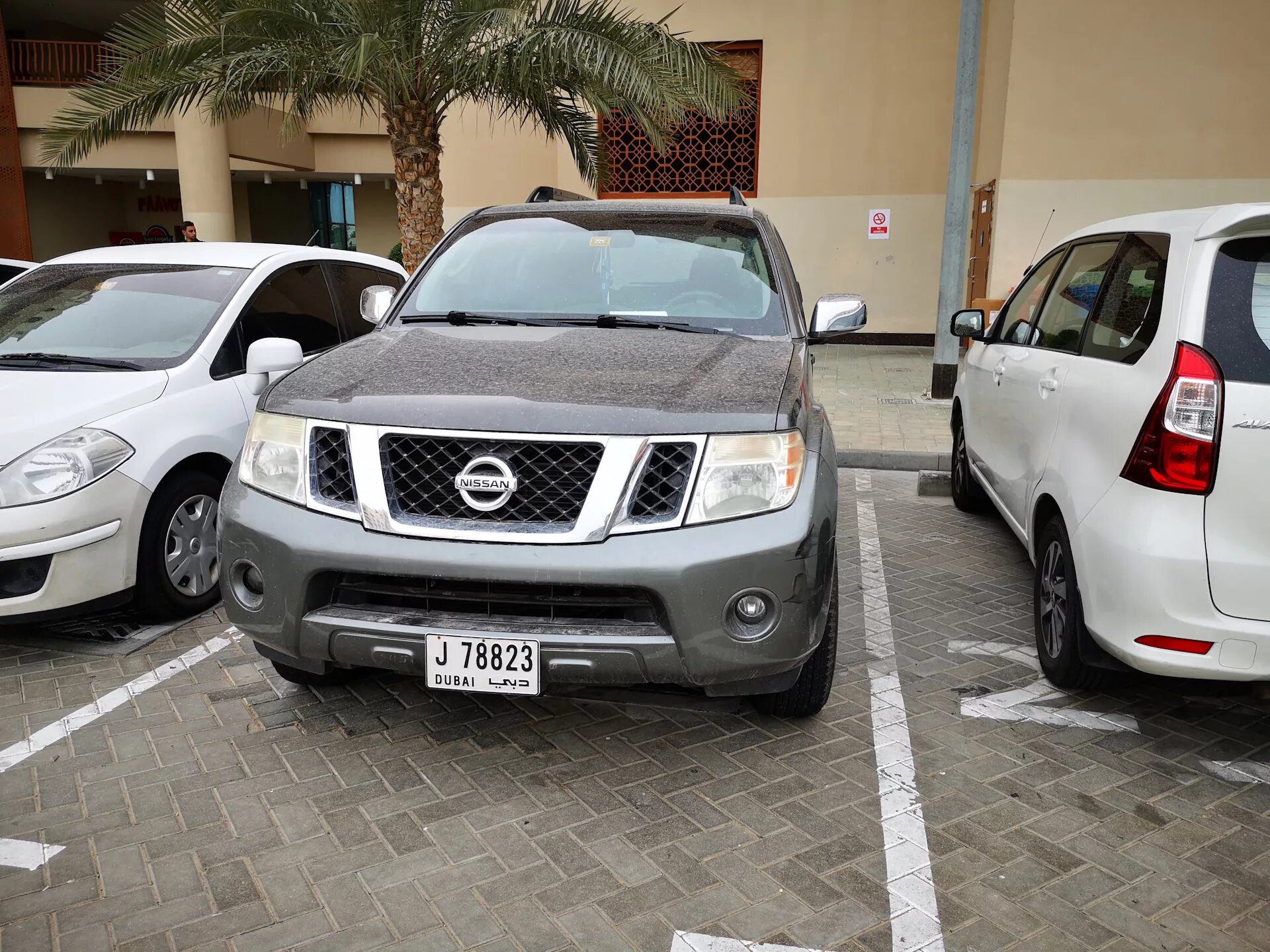 Привезти авто из оаэ. Аль авир авторынок дубай. Стоянка заброшенных автомобилей в дубае. Аль авир авторынок дубай. Аль авир дубай.