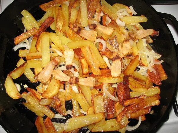 Как пожарить картошку с луком и морковью. Жареная картошка с салом. картошка жареннаяс салом. жареная картошка с салом и луком. жареная картошка с солеными огурцами.