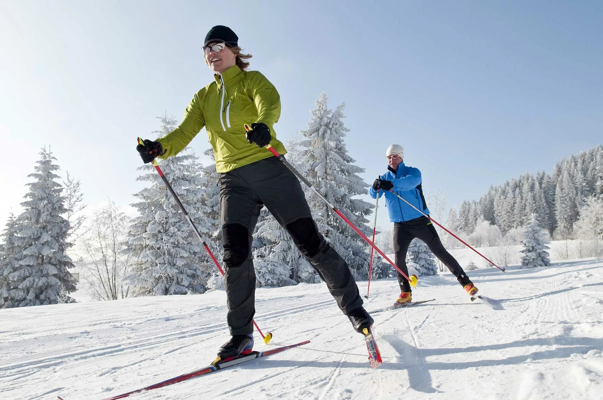 Кататься на лыжах. Занятия на лыжах. Люди катаются на лыжах. Катания на беговых лыжах.