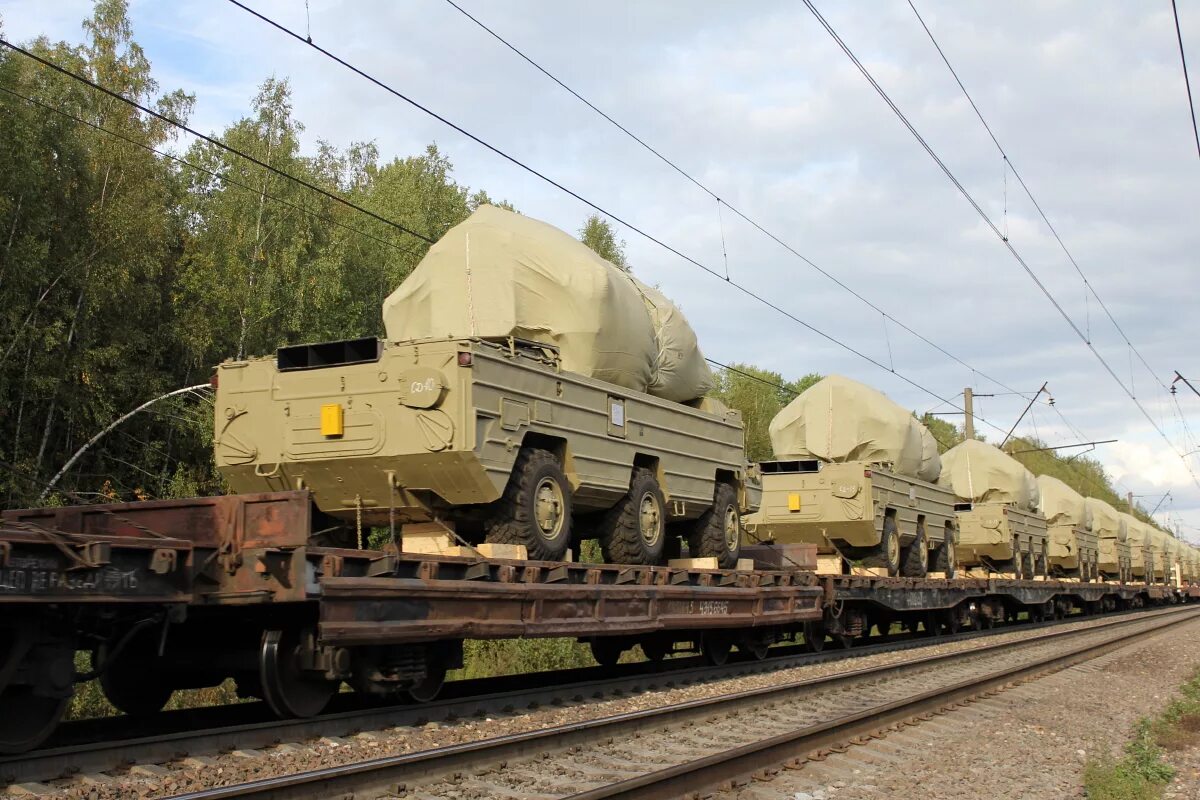ЖД эшелон Вооруженных сил Украины. Эшелоны военной техники Украина. Военный поезд. Военный эшелон поезд.