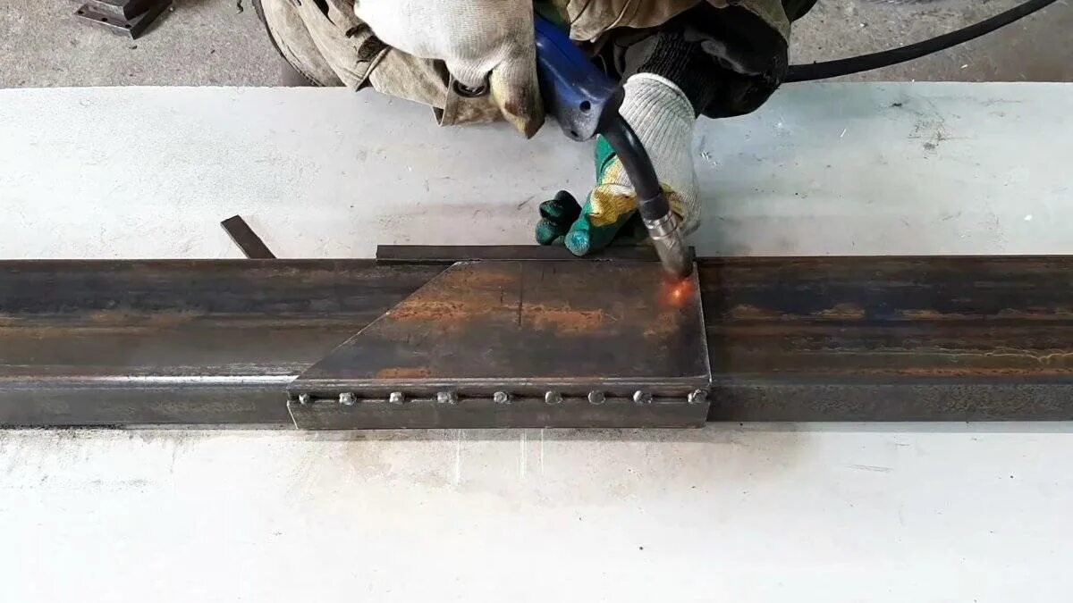 Сварка профильной трубы под 45 градусов. Лазерная резка трубы под 45 градусов. Сварка профильной трубы под 90т. Сварка профильной трубы под 90т. Профиль металлический.