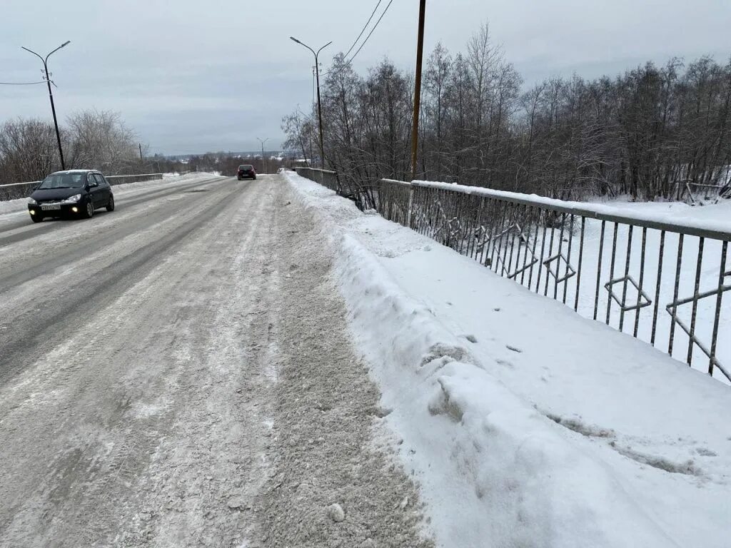 Наличие снега на дорогах. Серов мост через какву. Река каква Серов с моста. Нечищенная дорога. Нечищенная от снега дорога в подмосковном посёлке.