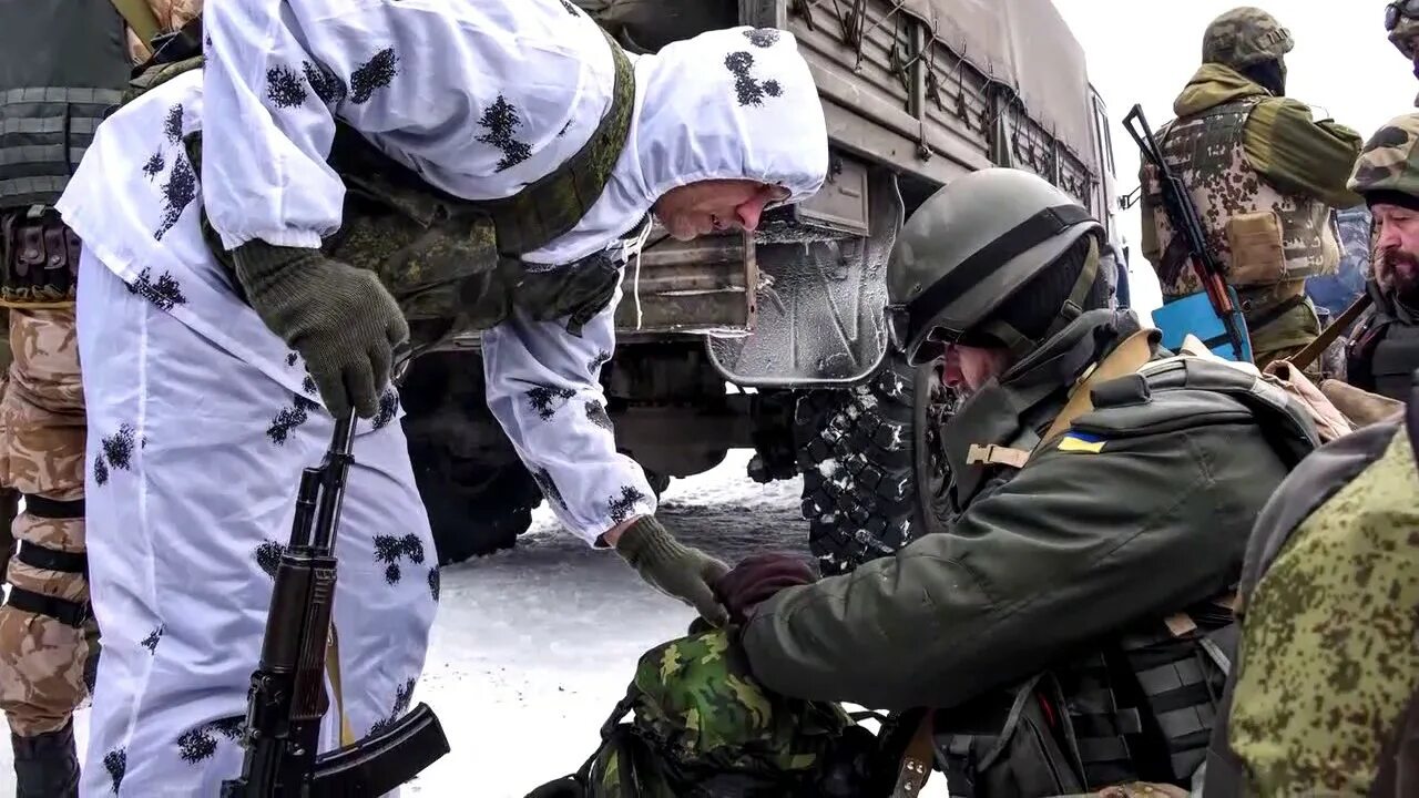 Донецкий аэропорт 2015. Аэропорт пленные. Аэропорт пленные. Выход из самолета. Донецкий аэропорт трупы киборгов.