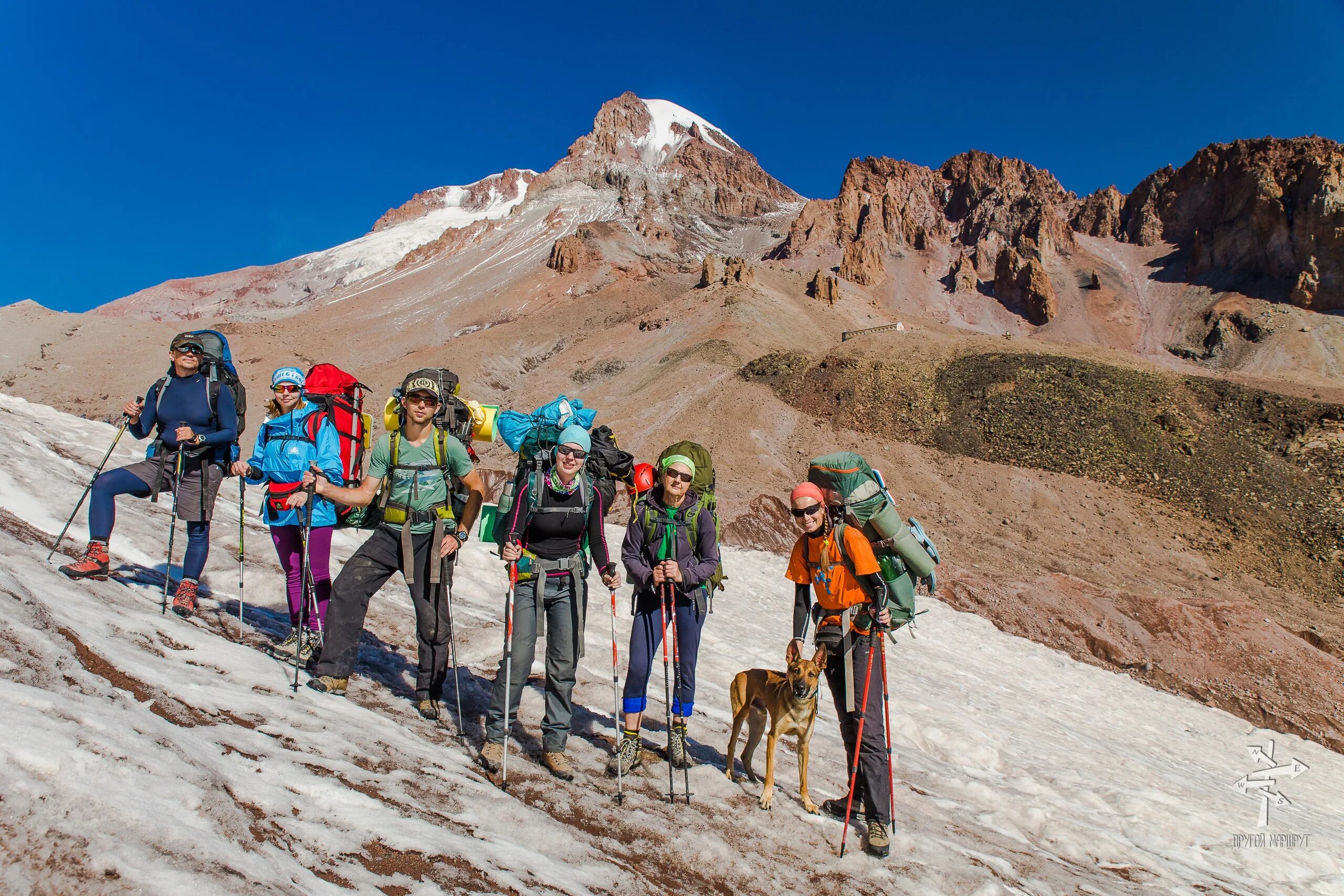 Эверест гора восхождение. Эльбрус покорение вершины. Покорение эльбруса. Туристы начали восхождение на гору. Восхождение на эльбрус летом.