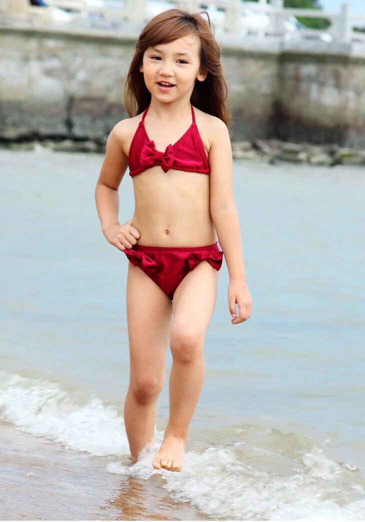 0008. Маленькая модель на пляже. Мода дети бикини. Little bikini modeling. Little bikini modeling.