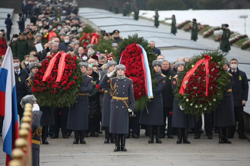 Открытие блокады ленинграда. Пискарёвское мемориальное кладбище 27 января. Пискаревское кладбище блокада Ленинграда. Ленинград Пискаревское мемориальное кладбище. Возложение венко27января в Петербурге.