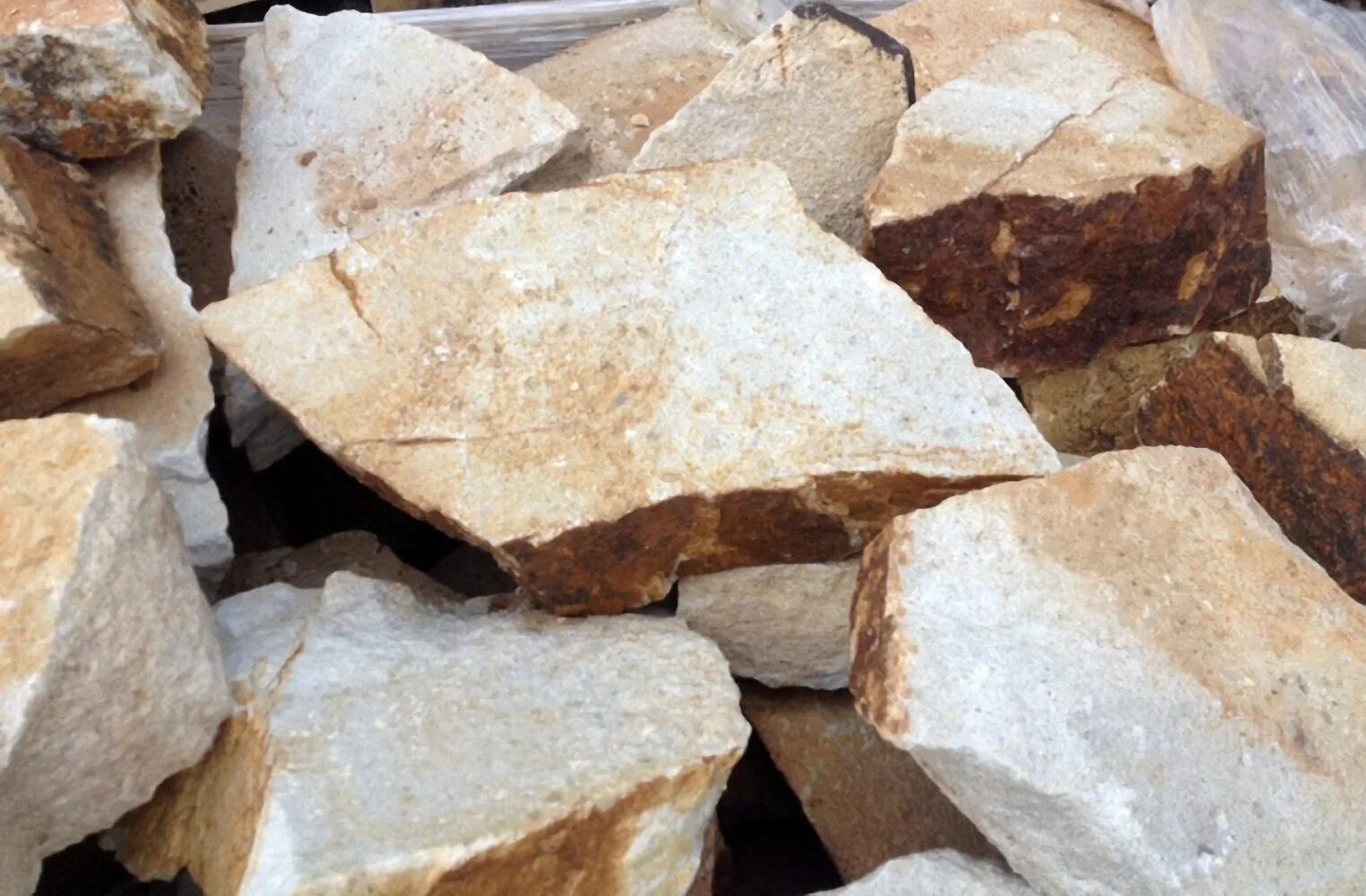 природный каменный пласт. джингирик камни бутовый камень. камни для карьеры. камни с карьера. карьерная галька.