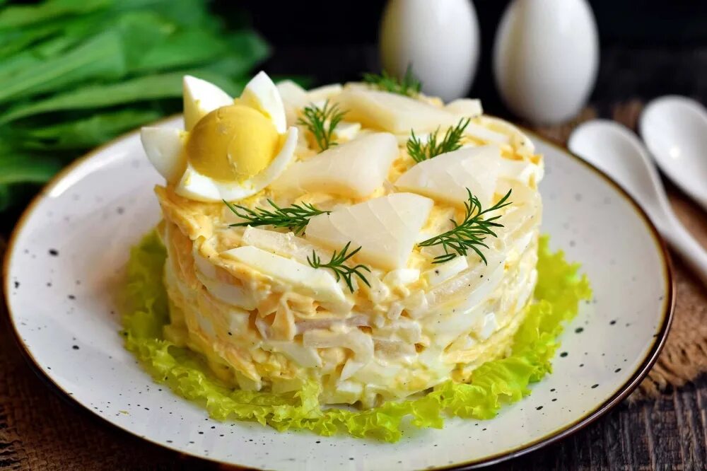 Очень вкусный салат с кальмарами. Салат с кальмарами. салат с кальмарами и яйцом. салат нежный с кальмарами. салат с кальмарами и яйцом и сыром.