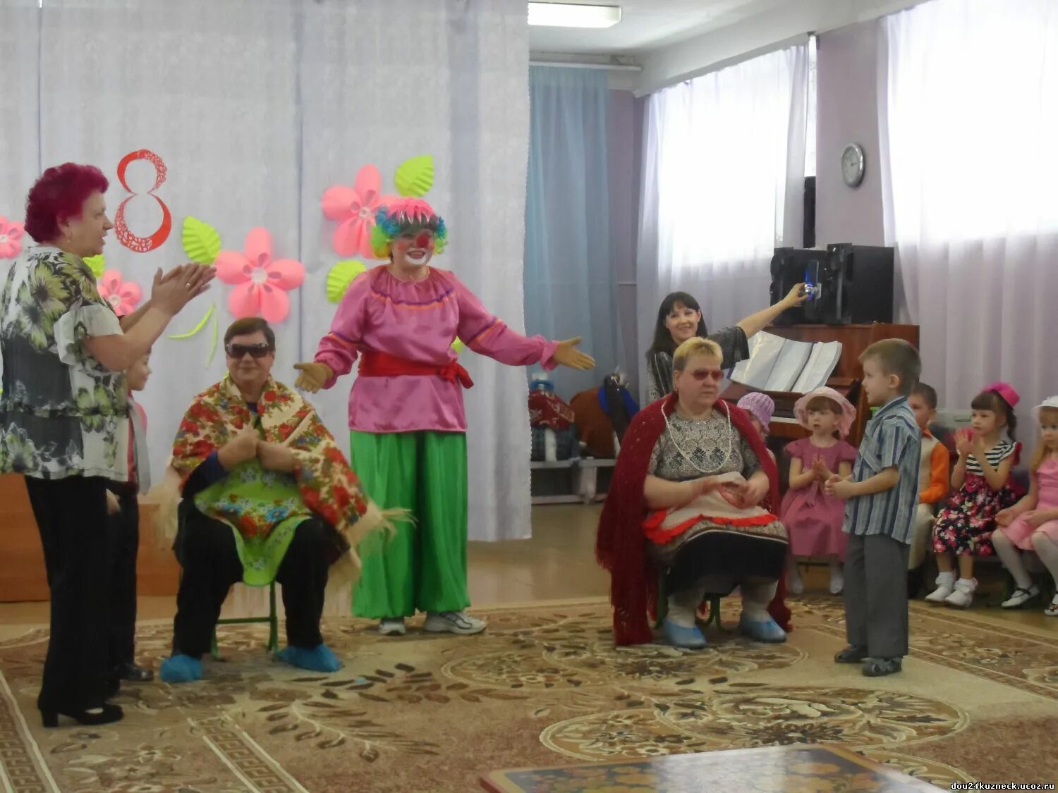 вот какой нарядный детский сад. новый год дети вокруг елки. праздник весны в детском саду. ноты новогодних песен для детей. костюм для танца веснянка детский.