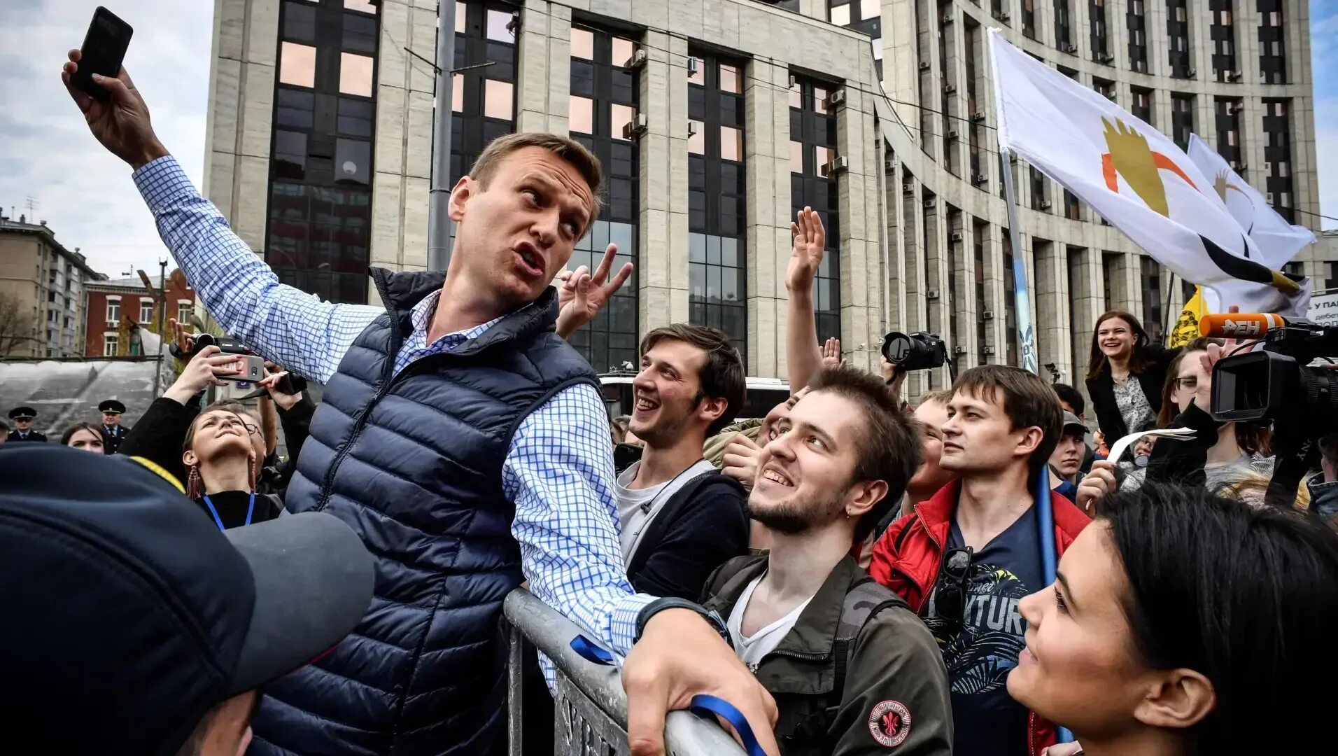 Представитель оппозиции. Оппозиционеры. Оппозиция это. Несистемная оппозиция. Оппозиционное движение.