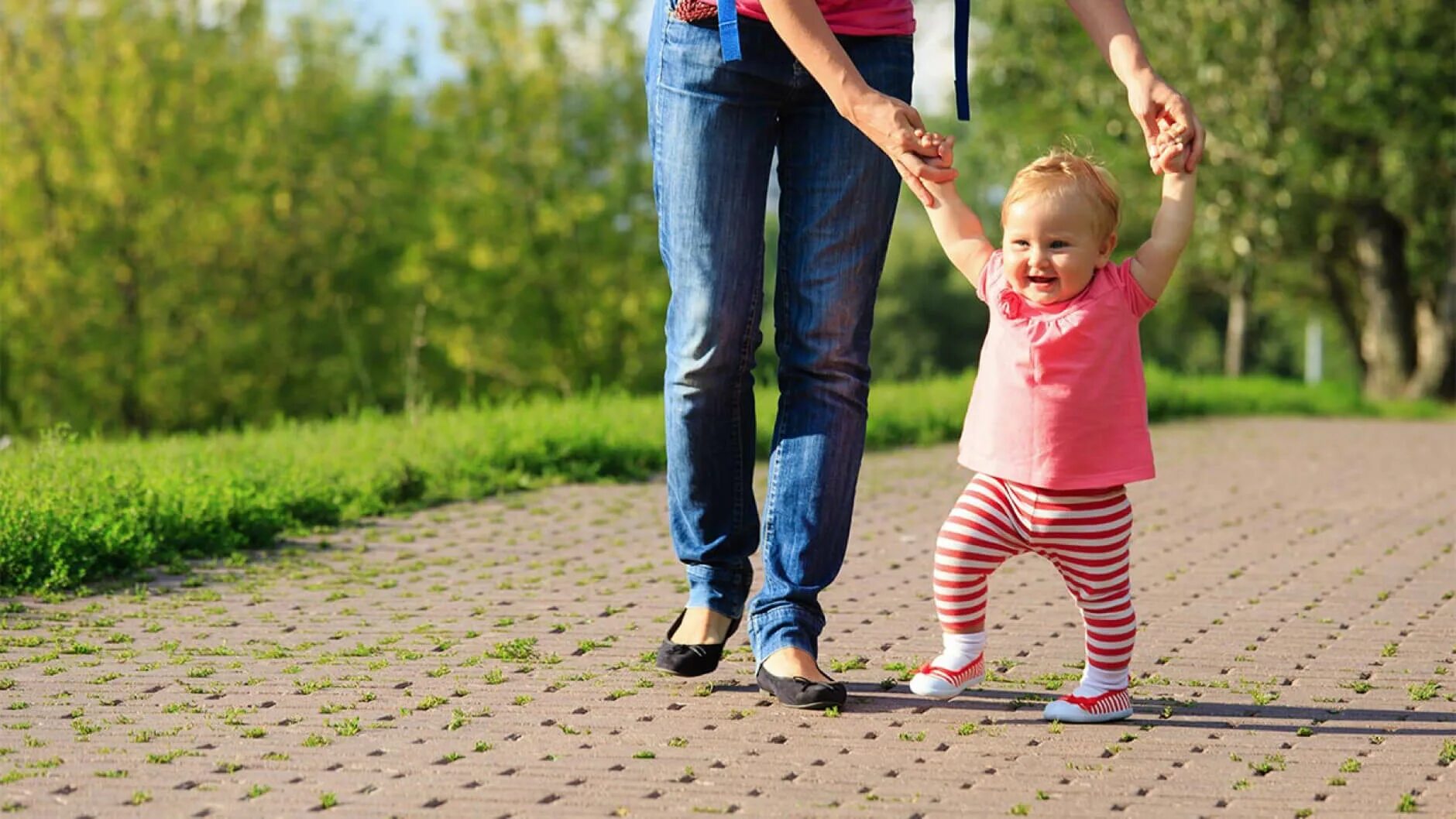 1 first step. Первые шаги ребенка. Учимся ходить. Ребенок делает первые шаги. Малыш учится ходить.