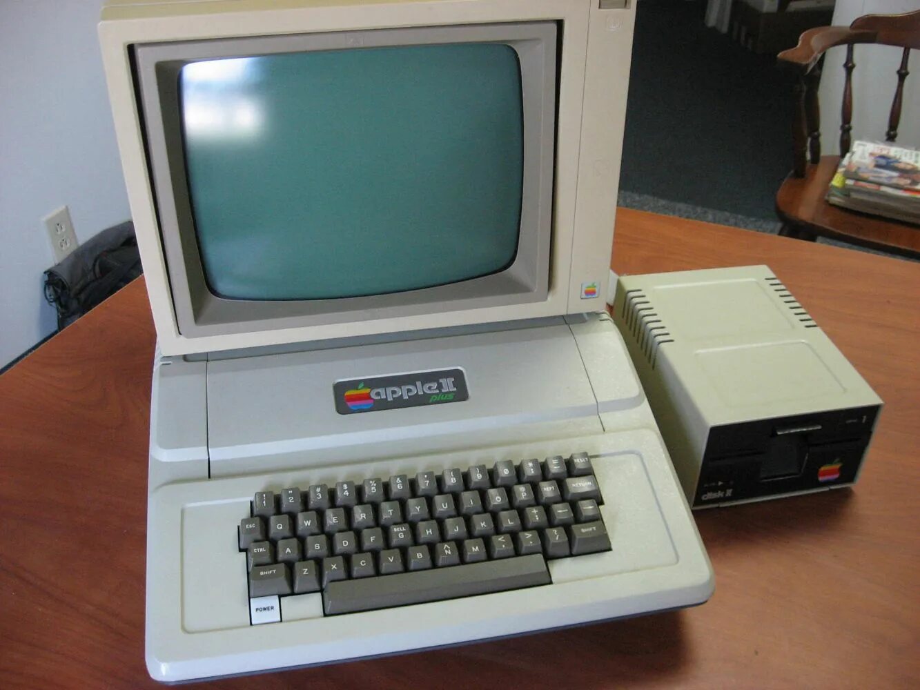 Apple II 1977. Эппл 2 компьютер. Эппл 2 компьютер 1977. ЭВМ 4 поколения Apple 1.