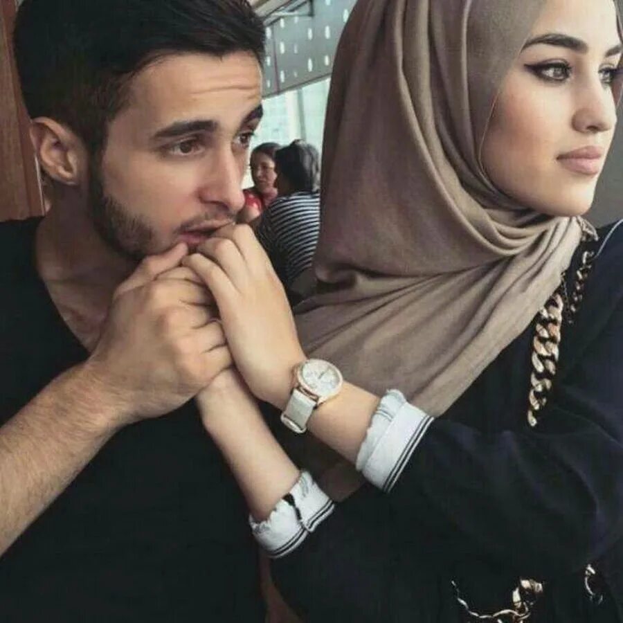 Мусульманские пары. Мужская и женская рука. Чтобы любить человека необязательно быть с ним рядом. Мужчина и женщина вместе. Езидская любовь.