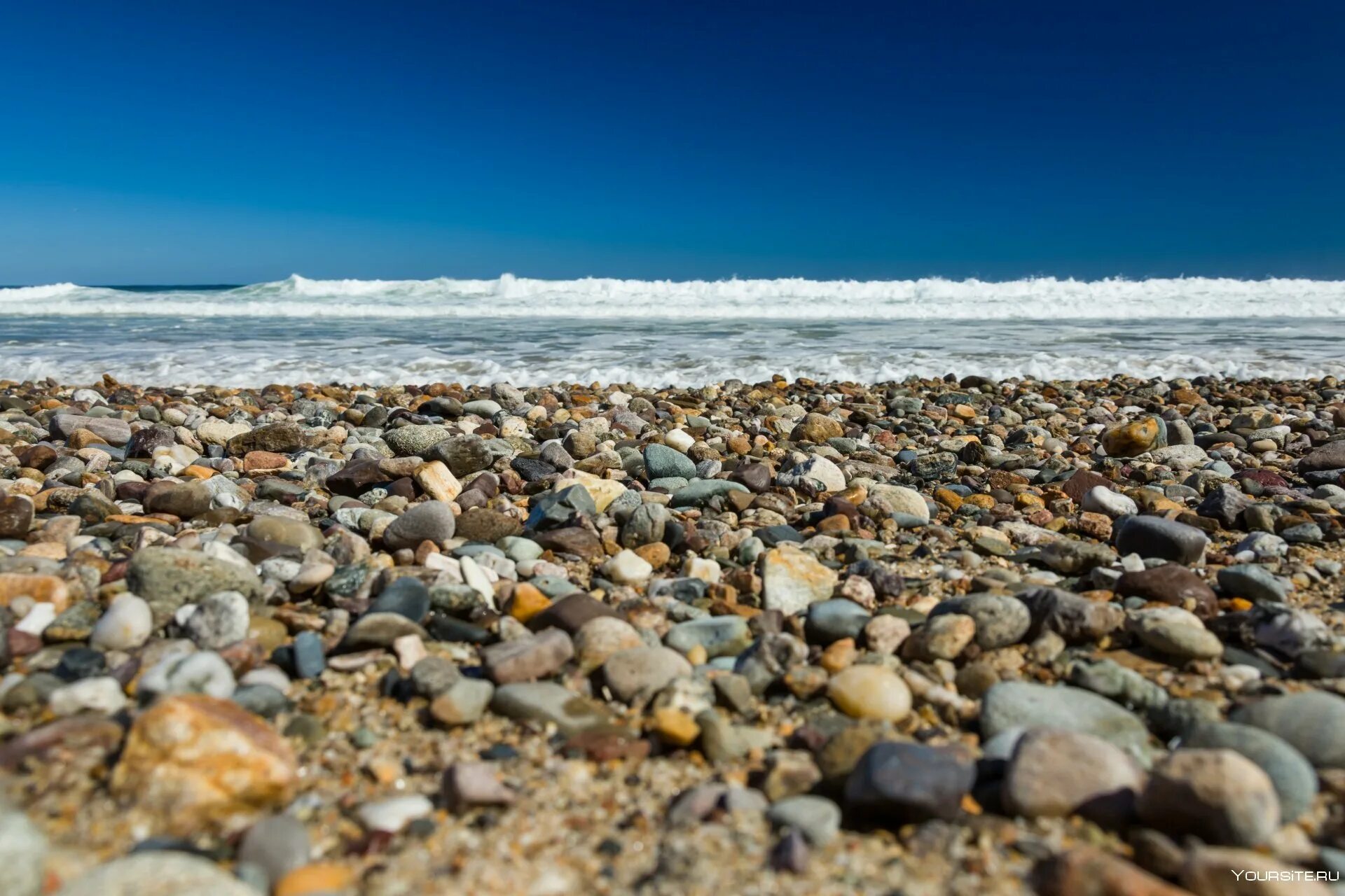 Анапа галечный пляж. Галечный пляж Анапа камни. Галечный пляж в Крыму. Каменный пляж Сочи Адлер. Пляж лапки