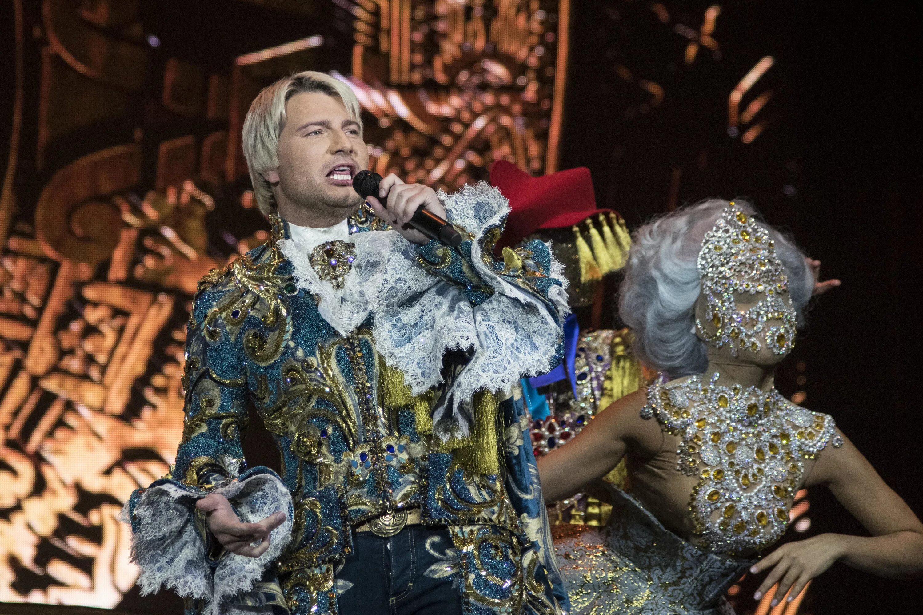 Николай басков 2002. Николай басков. Шоу игра басков николай. Пьяные российские звезды. Филипп киркоров и николай басков.