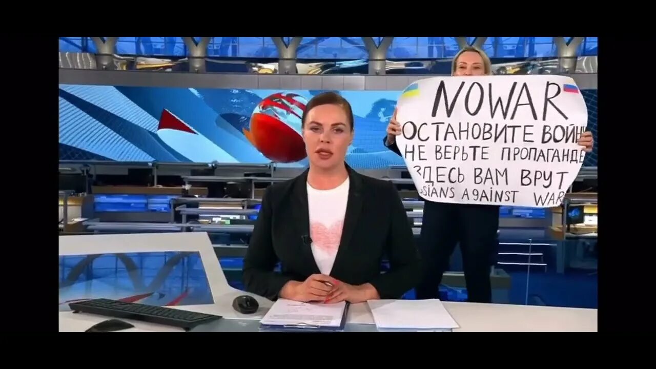 Плакат в прямом эфире первого канала. Студия новостей первого канала. Редактор первого канала. Первый канал инцидент.