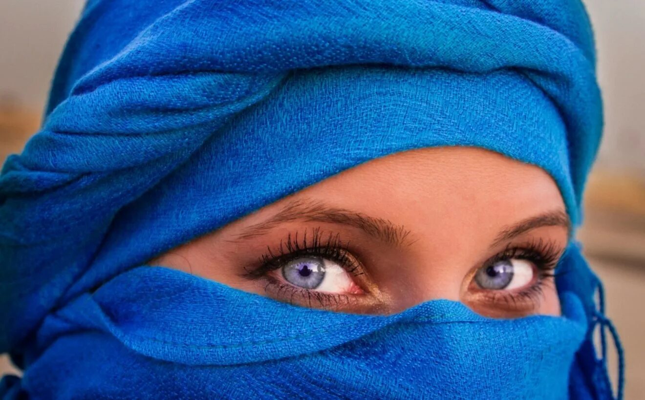 арабка крупным планом. арабка крупным планом. арабский макияж. арабы до мусульманства. мусульманка с голубыми глазами.