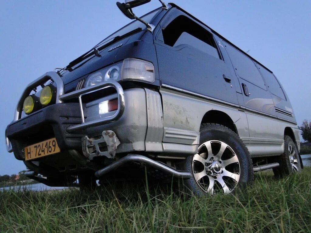 Митсубиси делика 2022. Mitsubishi delica 4x4. Mitsubishi delica 4x4. Колесо mitsubishi delica. Диски на mitsubishi delica 1996.