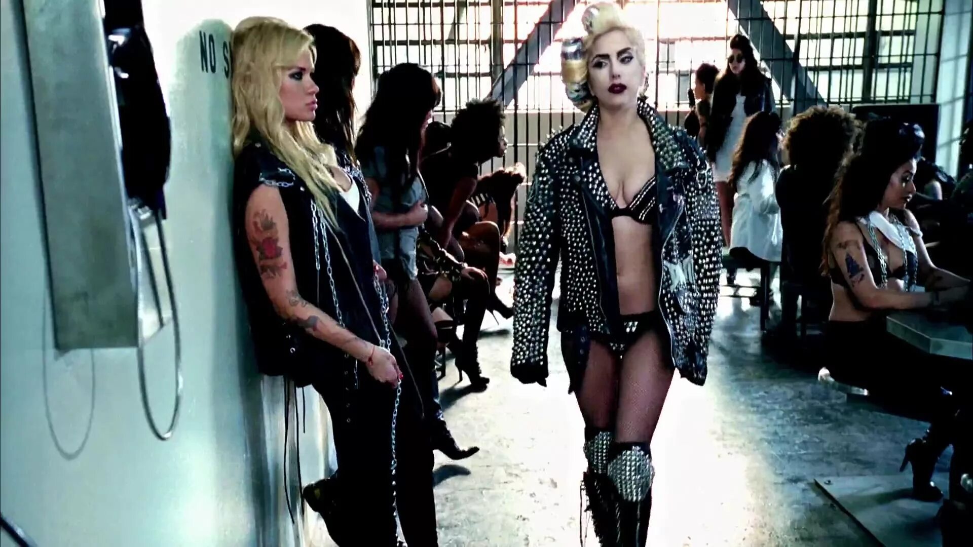 Сиськи Lady Gaga в толпе