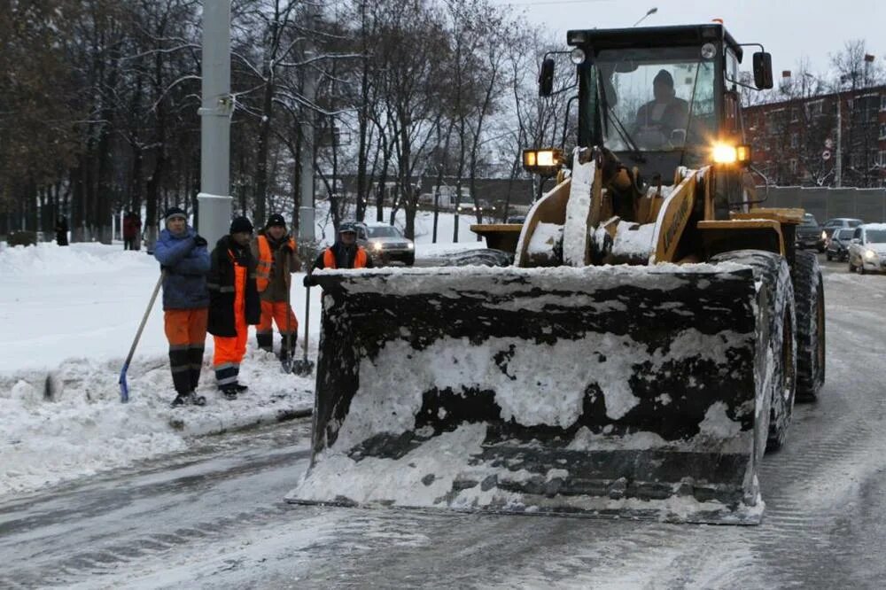 Прочищенные дороги. Уборка снега. Техника для уборки снега. Уборка снега в городе. Очистка дорог от снега.