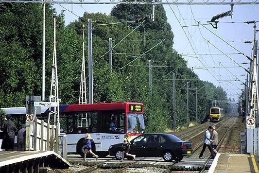 Автобус на жд переезде. Проезд ЖД переезда. Нарушения ПДД на ж.д переездах. ЖД переезд нерегулируемый.